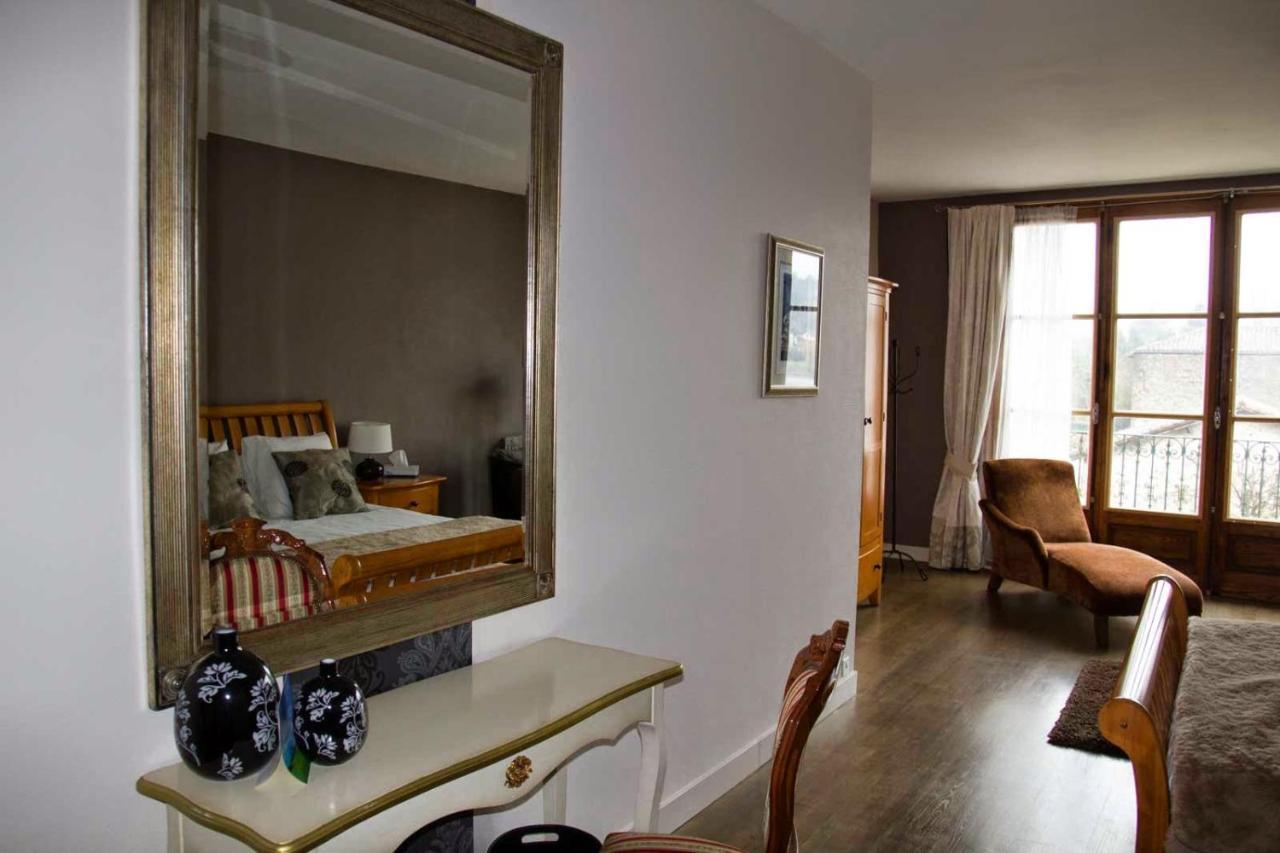 Pont Vieux Chambres D'Hotes Confolens Bagian luar foto