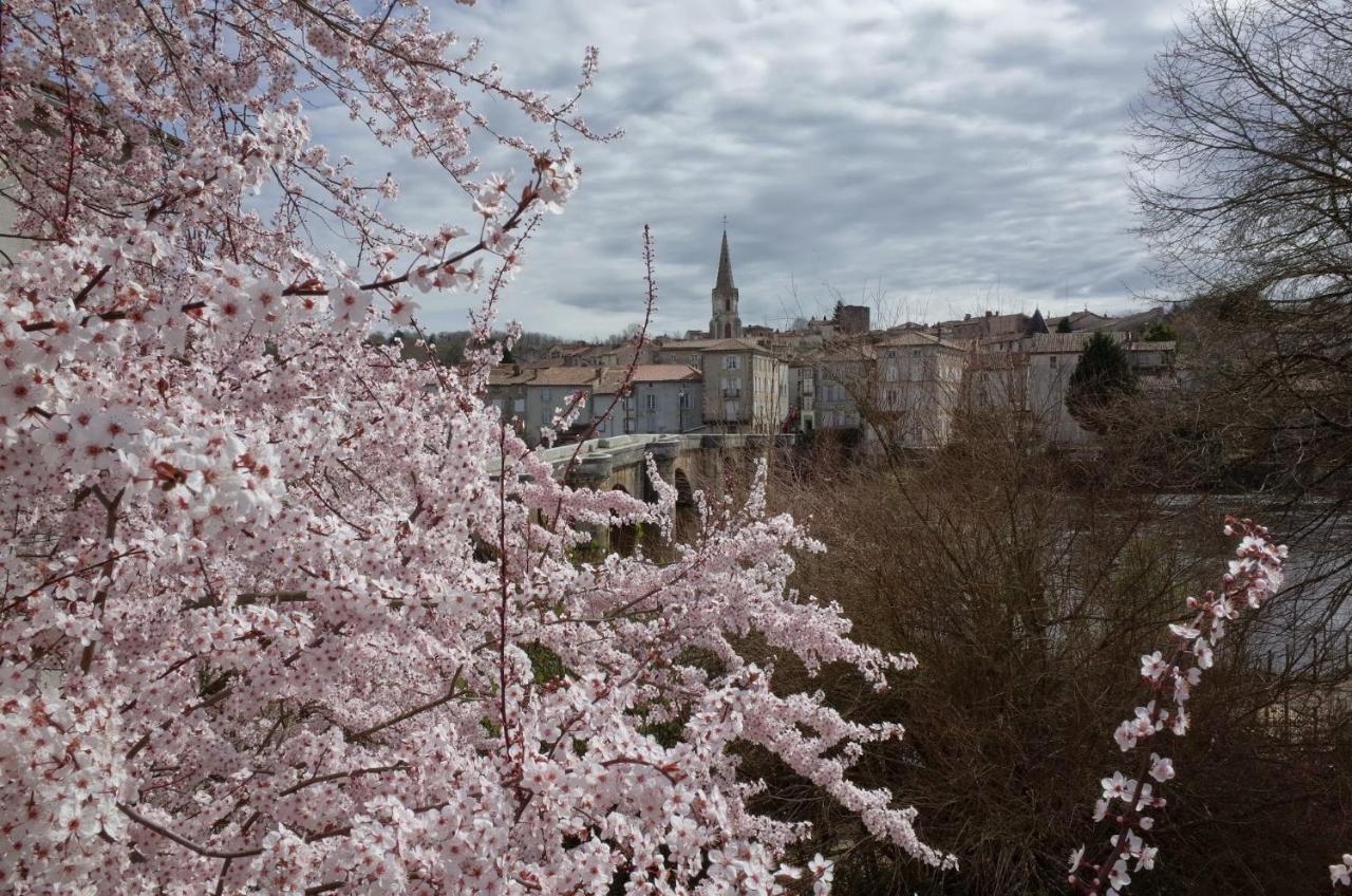 Pont Vieux Chambres D'Hotes Confolens Bagian luar foto