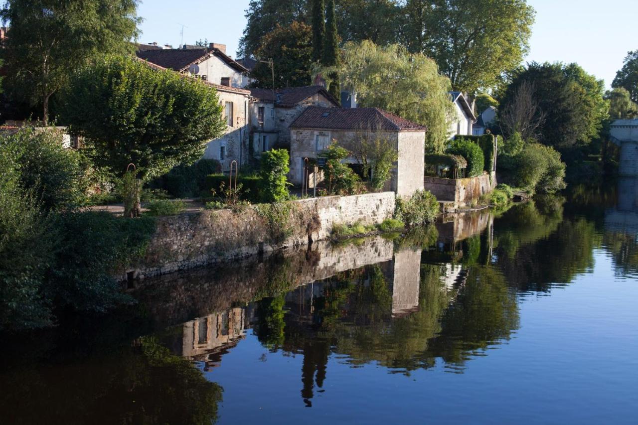 Pont Vieux Chambres D'Hotes Confolens Bagian luar foto